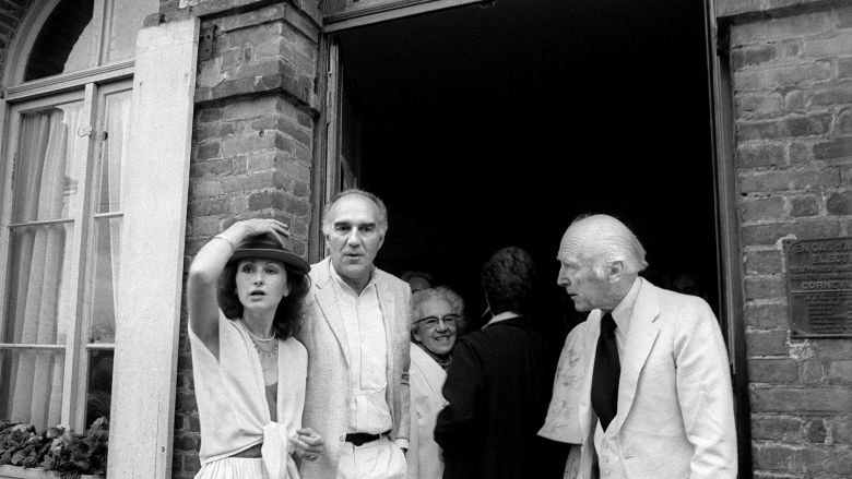 Michel Piccoli et Ludivine Clerc juste après leur mariage à la sortie de la mairie de Saint-Philbert-sur-Risle le 10 Juillet 1978 / © AFP