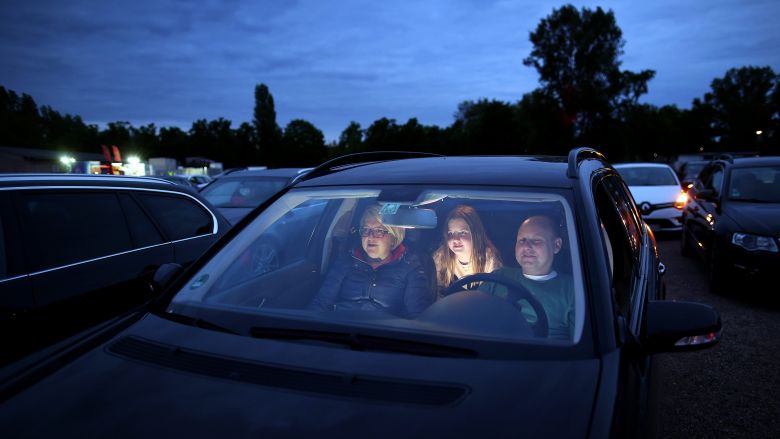 Des spectateurs allemands regardent une comédie américaine de leur voiture le 15 mai 2020, à Magdeburg en Allemagne / © DPA/MAXPPP 