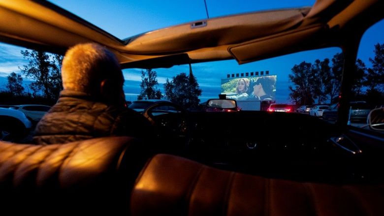 Le Drive-In en Espagne. Le spectateur écoutera le son via son autoradio. / © JOSE JORDAN / AFP