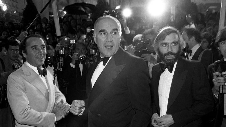 L'acteur français Michel Piccoli accompagné de l'acteur Claude Brasseur et du cinéaste Francis Girod lors du Festival de Cannes, le 30 mai 1978. / © RALPH GATTI / AFP