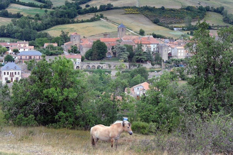 Le village méridional français de Sainte-Eulalie-de-Cernon, aux confins du plateau du Larzac.